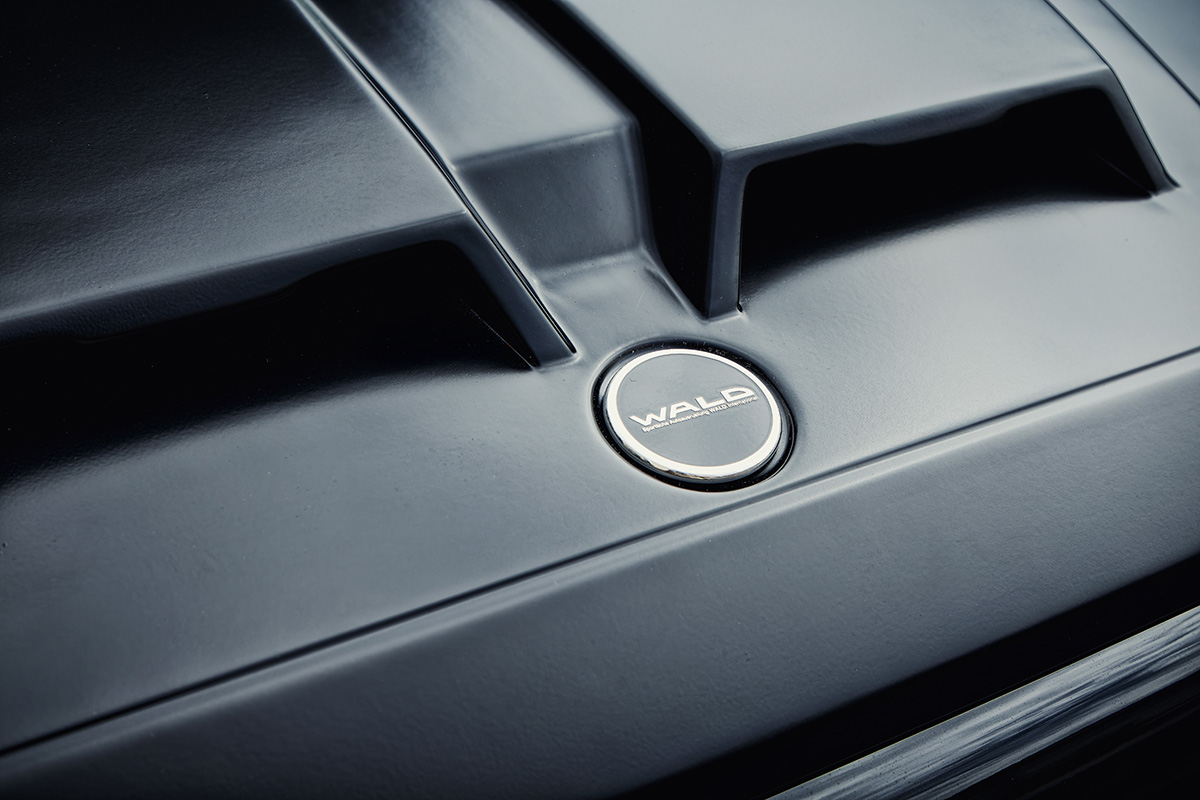 WALD Black Bison Edition Suzuki Jimny Nomade JC74W — WALD metal badge fitted to the bonnet scoop cover