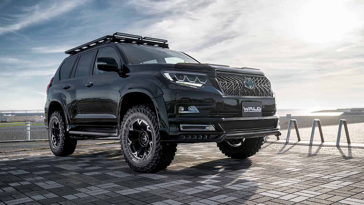 WALD Black Bison Edition Prado 150 low front three-quarter view with front spoiler, chrome garnish and wide arch over-fenders