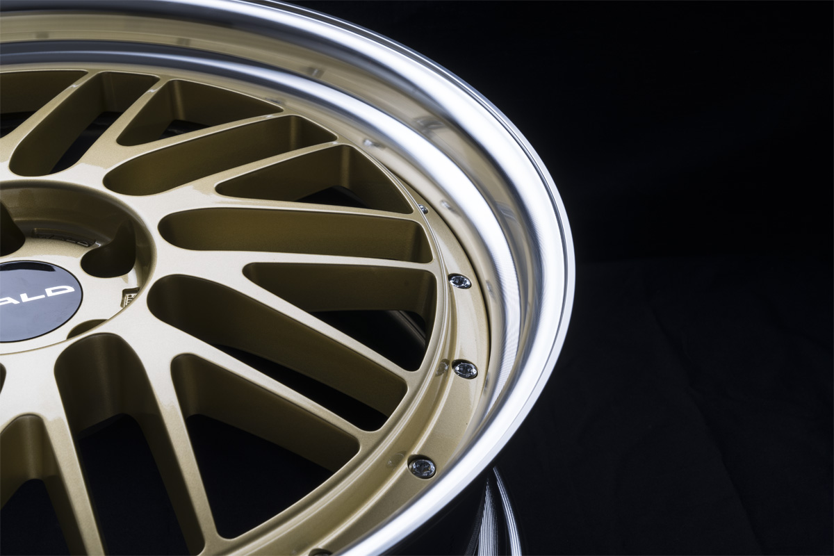 Close-up of the WALD TOSCA II T22-C gold face, polished outer barrel and rim hardware