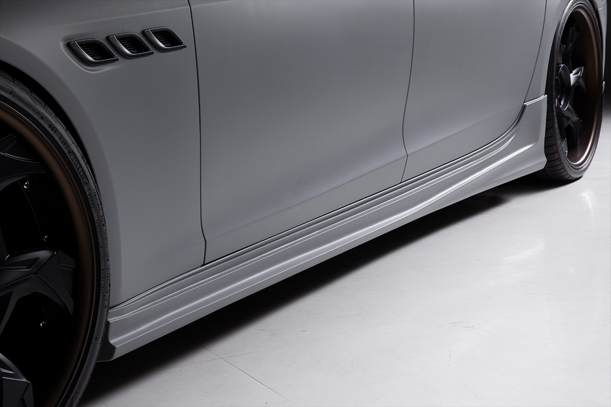 WALD Maserati Quattroporte side skirt detail along the sill of a matte grey Quattroporte