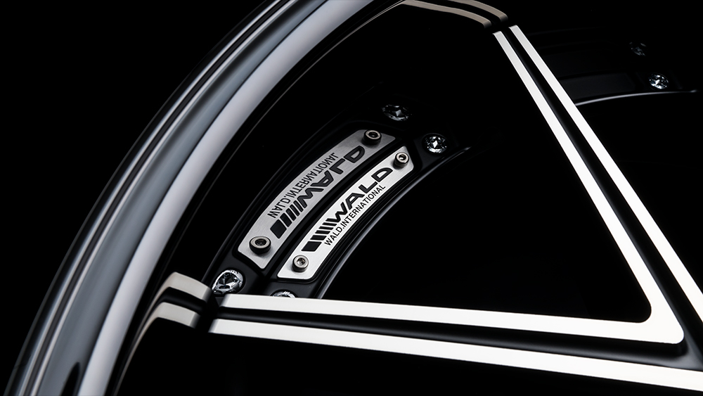 WALD International rim plate detail on the black alumite rim of the ILLIMA I 12F forged wheel