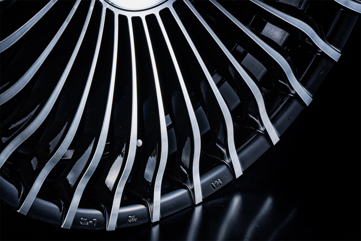 Close detail of the polished fins on the WALD RENOVATIO II R21C 24 inch wheel