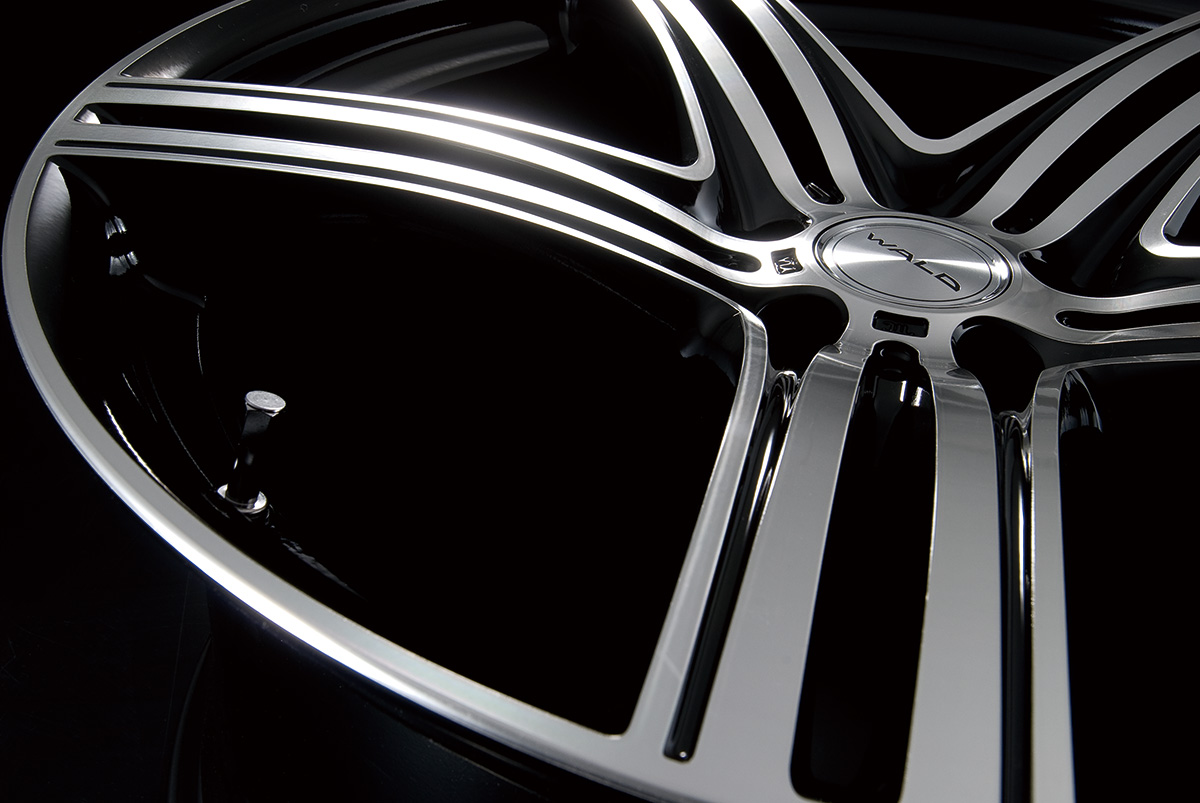 Close-up of the WALD MAHORA M11C Black Polish spokes and machined rim lip
