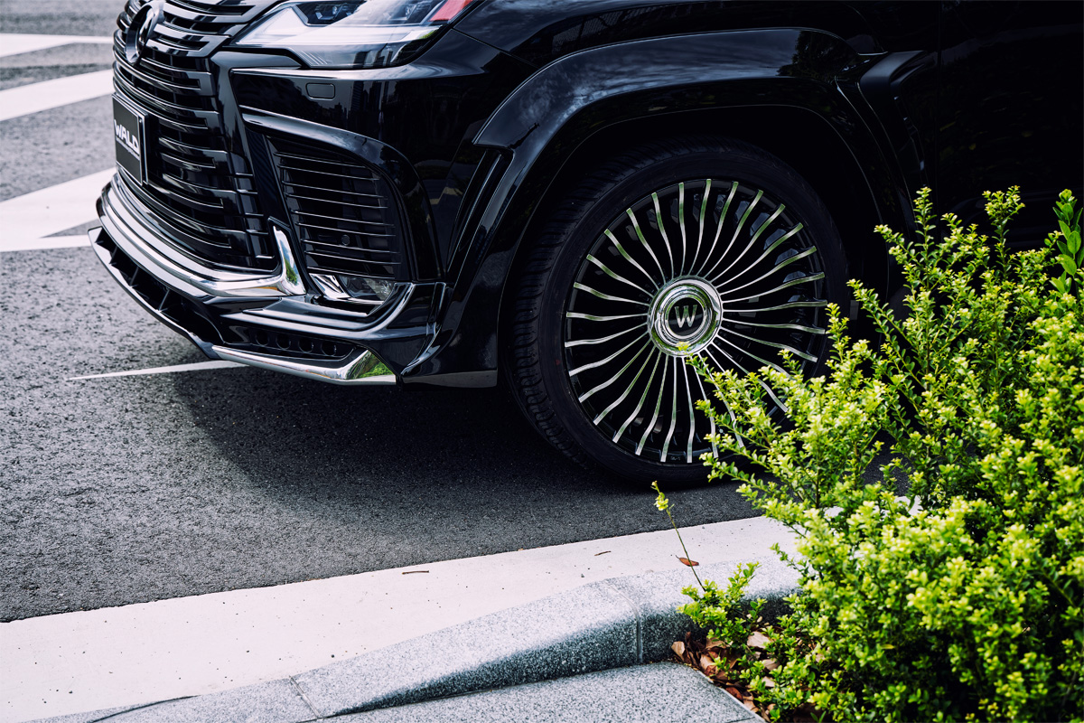 Close-up of the 24 inch WALD RENOVATIO II R21C wheel and W centre cap on a wide body Lexus LX600