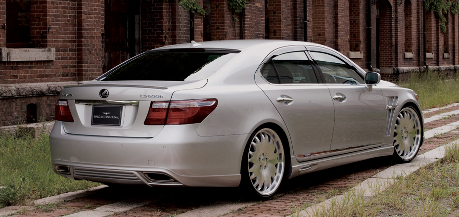 WALD Executive Line V2 Lexus LS600h rear three-quarter view on cobbles beside a brick building