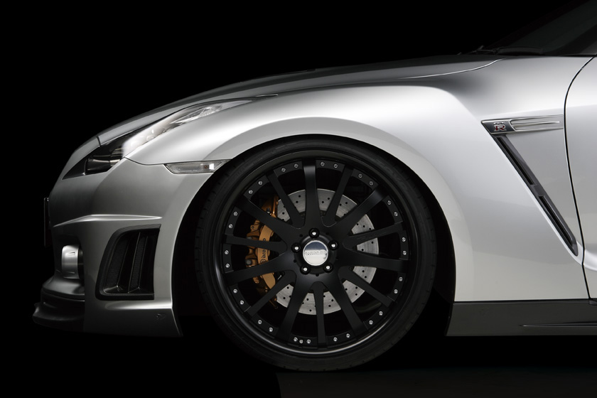 WALD GT-R R35 front wide arch and black WALD wheel detail