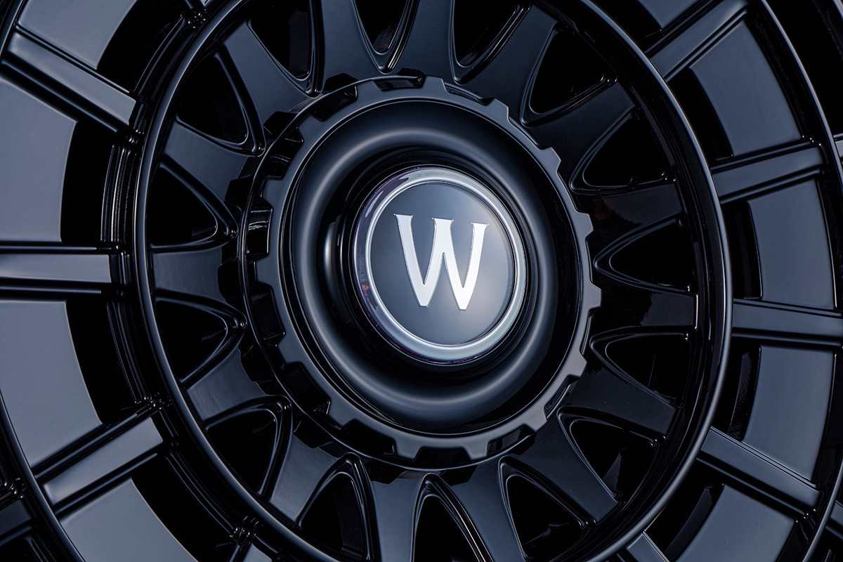 WALD International floating centre cap detail on the ZETTON Forged 24-inch wheel