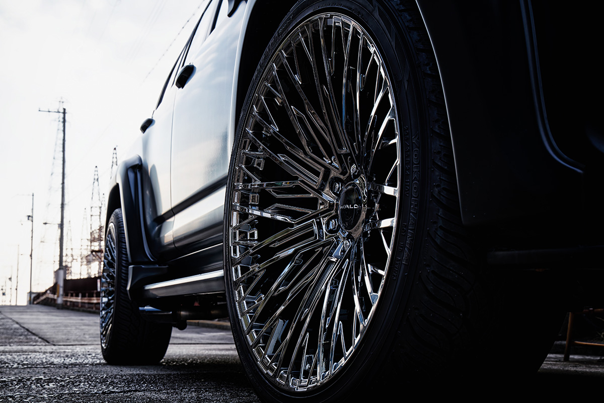Low angle detail of a 24 inch WALD BM001 wheel fitted to a WALD Black Bison SUV