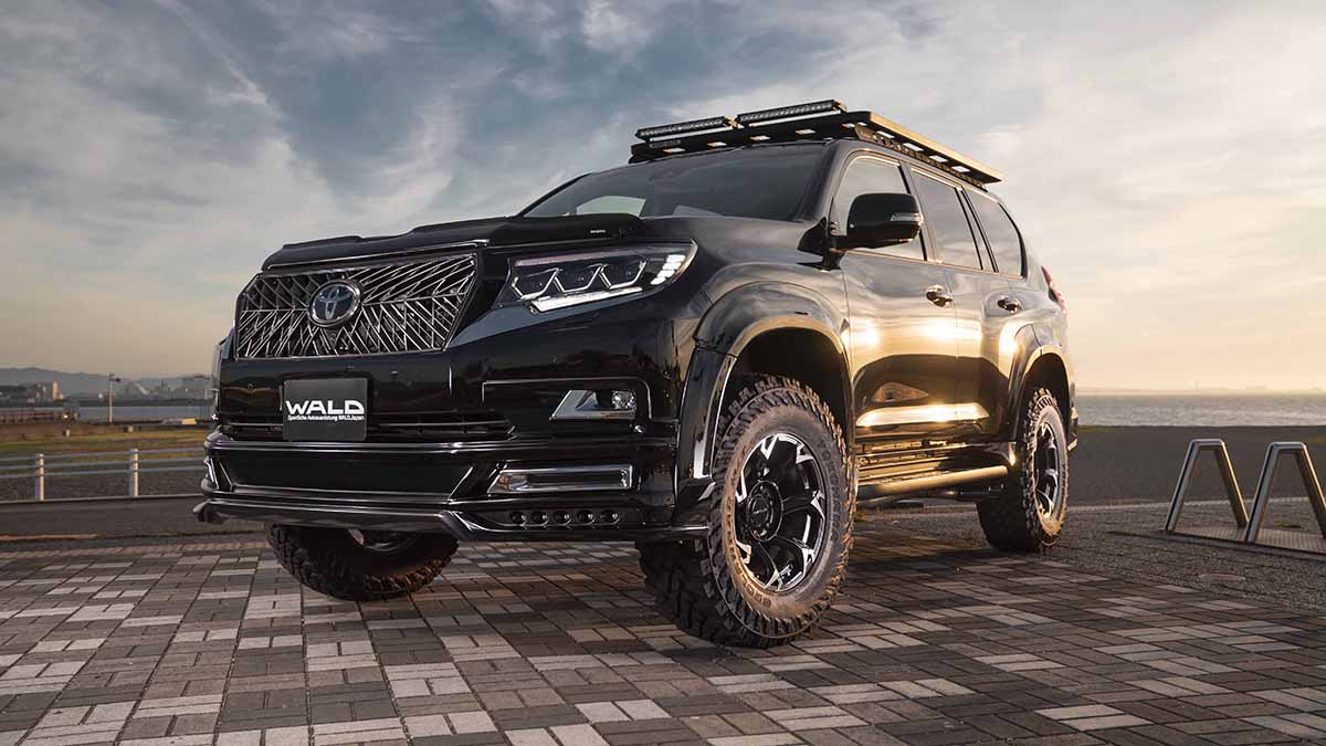 WALD Black Bison Edition Prado 150 with wide arch package, lift-up suspension and off-road tyres, front three-quarter view at sunset