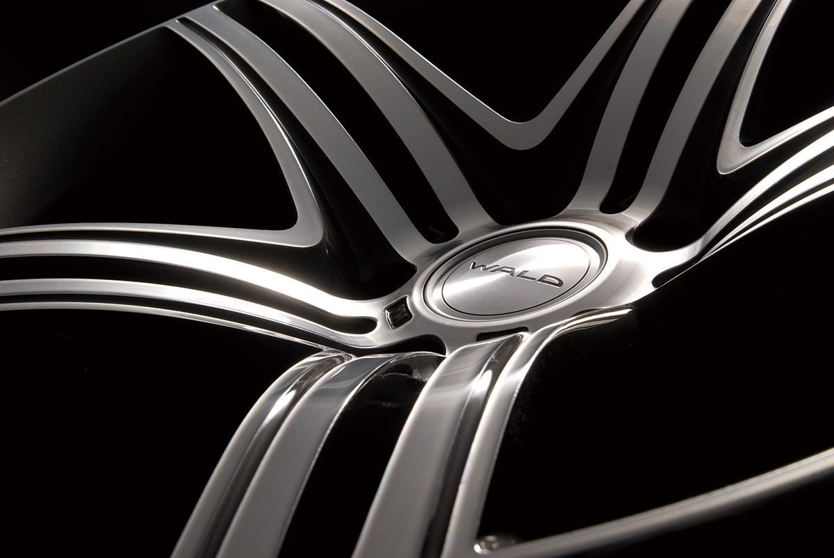 Centre cap and spoke junction detail of the WALD MAHORA M11C 1-piece wheel