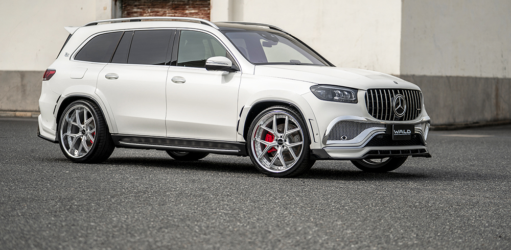 WALD Black Bison Mercedes GLS X167 AMG Line front three-quarter view on location with Panamericana grille and wide arch package