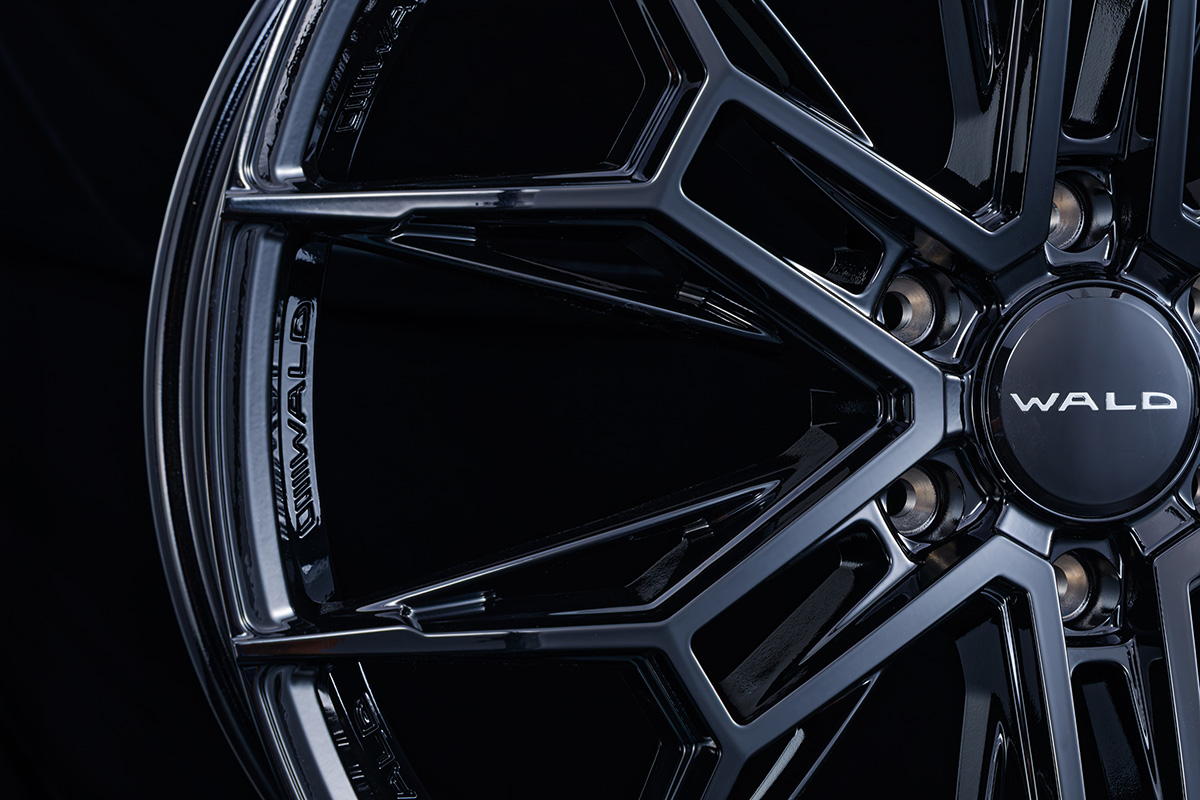 WALD ELDORANTE E11C in Gloss Black — side detail of the rim, spokes and WALD barrel engraving