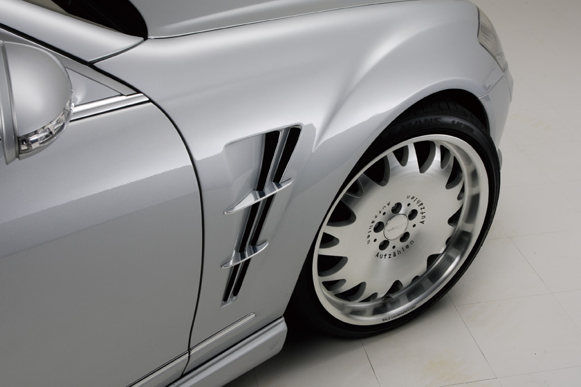 WALD Mercedes-Benz S-Class W221 front fender duct and side skirt detail with WALD forged wheel