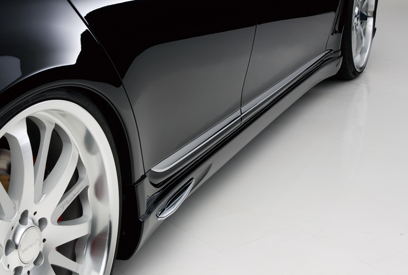 WALD Lexus LS460 side skirt detail in gloss black with chrome fin cover