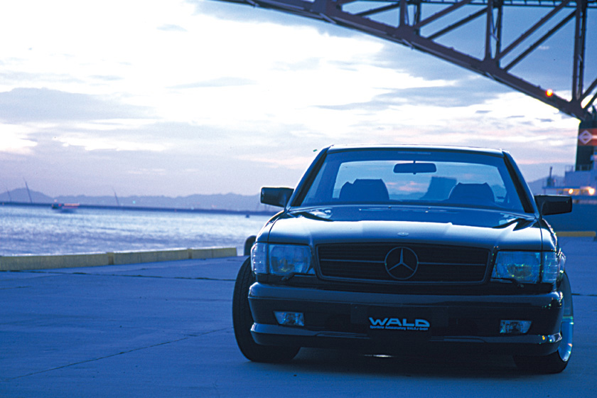 WALD Executive Line CL-Class C126 1980–1991 — front view at dusk beneath a harbour bridge