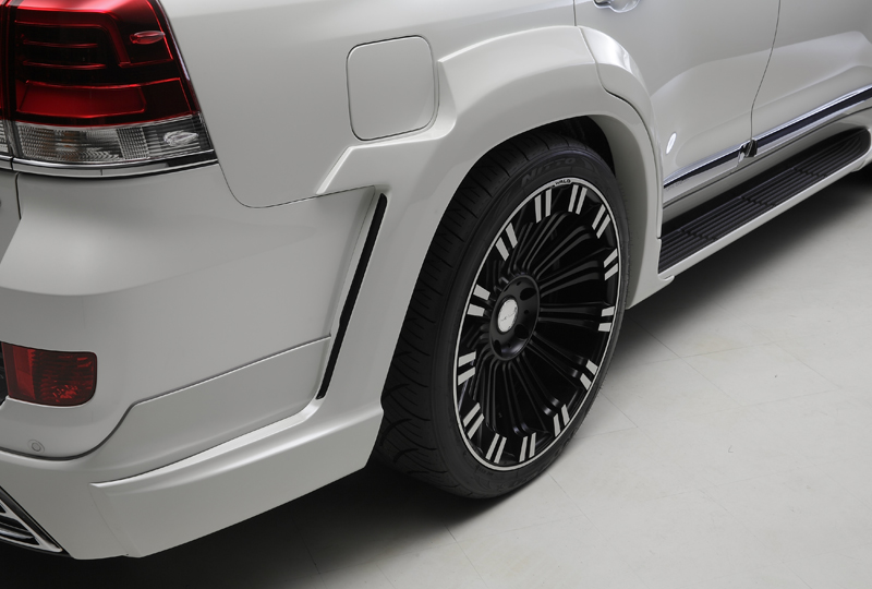 WALD Land Cruiser 200 rear wheel detail — black multi-spoke wheel beneath 40mm wide arch over fender