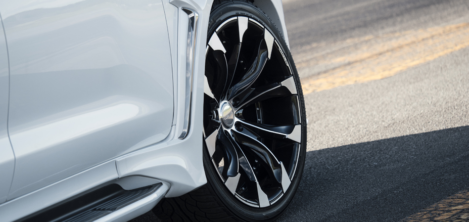 WALD Lexus LX570 wheel detail — 24-inch JARRET monoblock wheel under the 40mm wide over fender