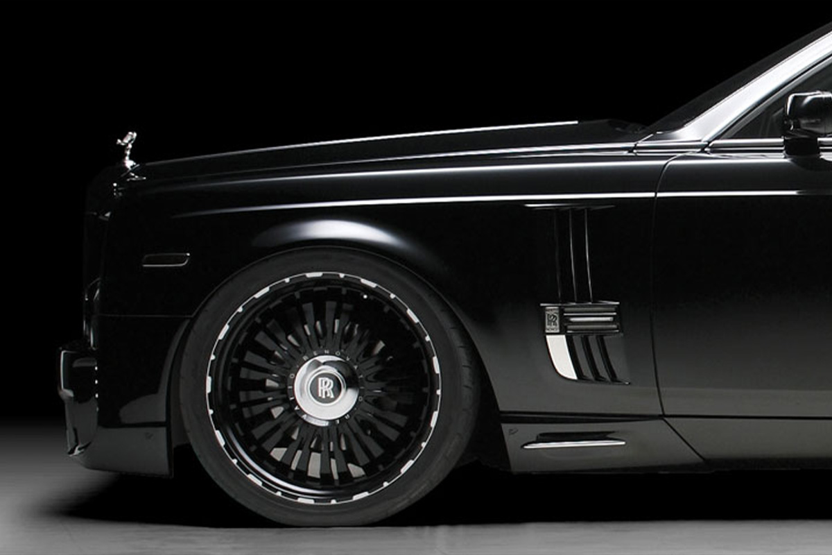 Front wheel arch detail of a black Rolls-Royce Phantom fitted with WALD RENOVATIO 1 RR forged wheels