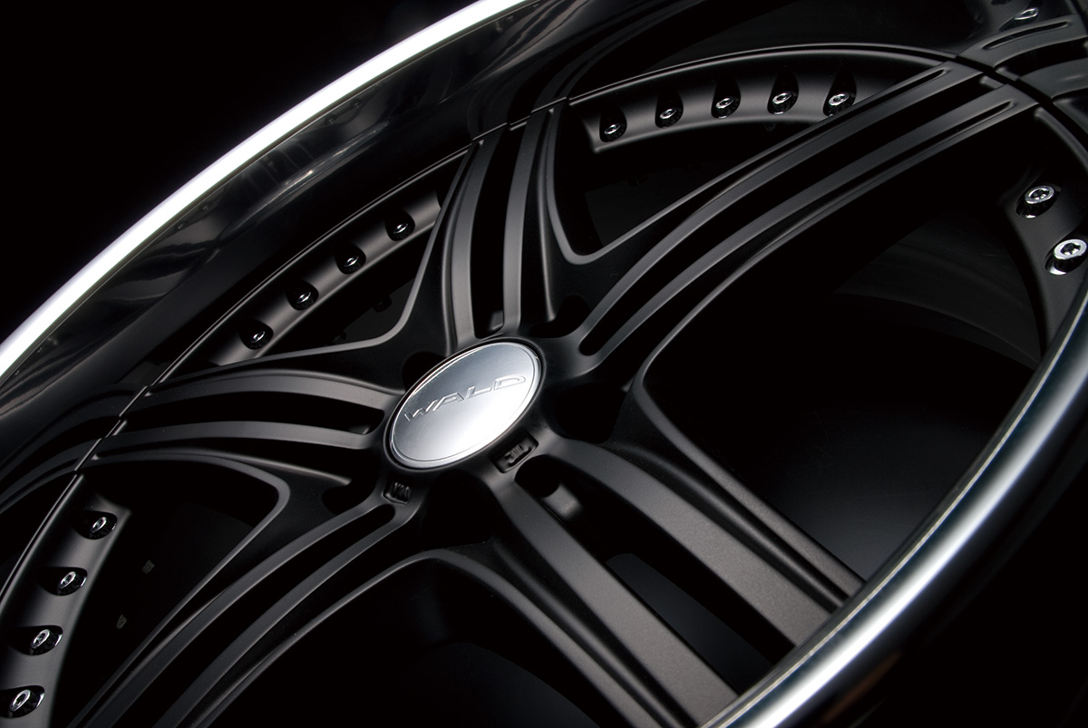 Matte Black WALD MAHORA M13C 3-piece wheel with polished alumite rim, centre cap detail