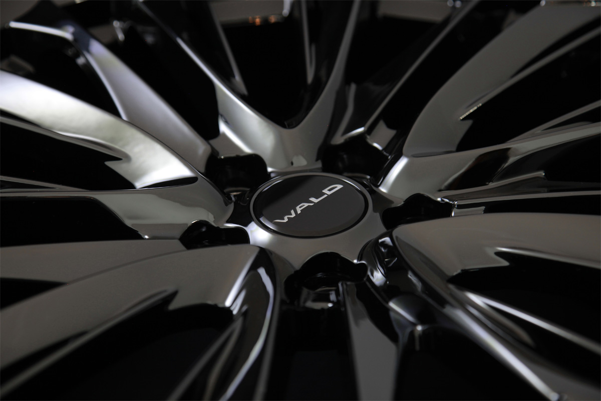Macro detail of the WALD FS001 centre cap and spoke intersections in DBC Dark Black Coat