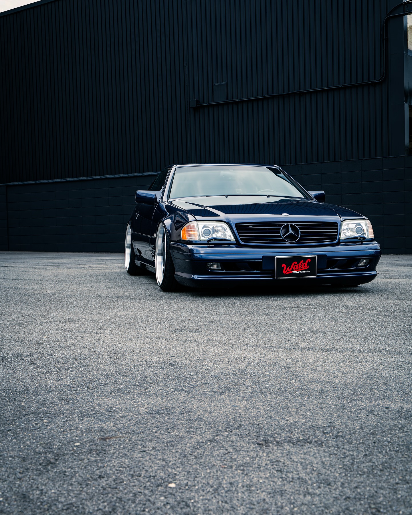 WALD Executive Line Mercedes-Benz SL-Class R129 head-on front view with hardtop and WALD Classics plate frame