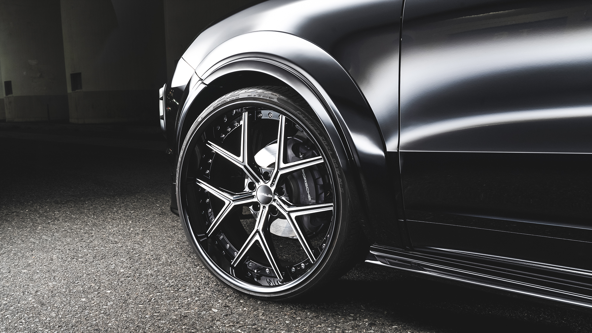 Close-up of the WALD ILLIMA I13F 3-piece forged wheel fitted to a black Porsche Cayenne