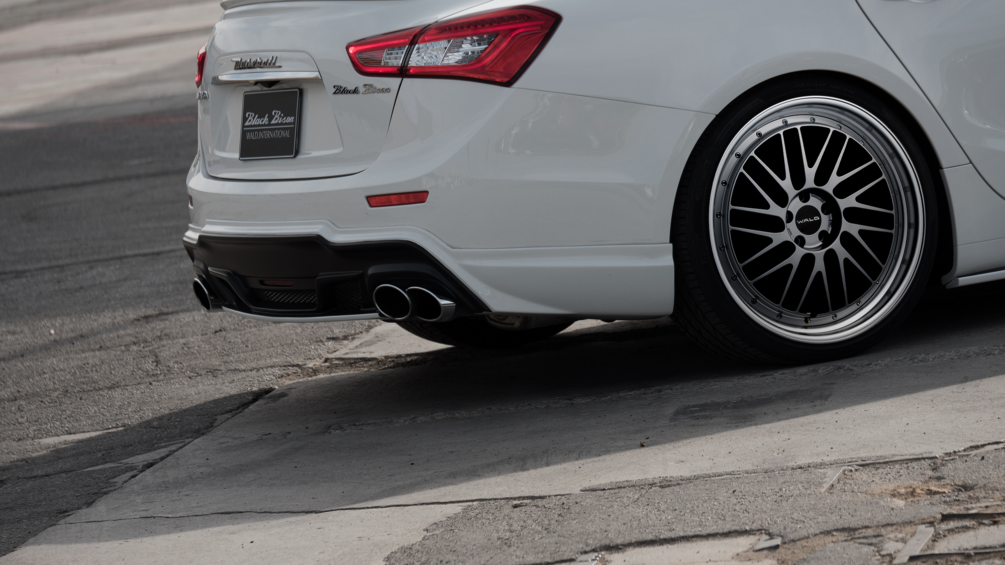Rear detail of a white Maserati Ghibli Black Bison on TOSCA II T22-C step rim wheels