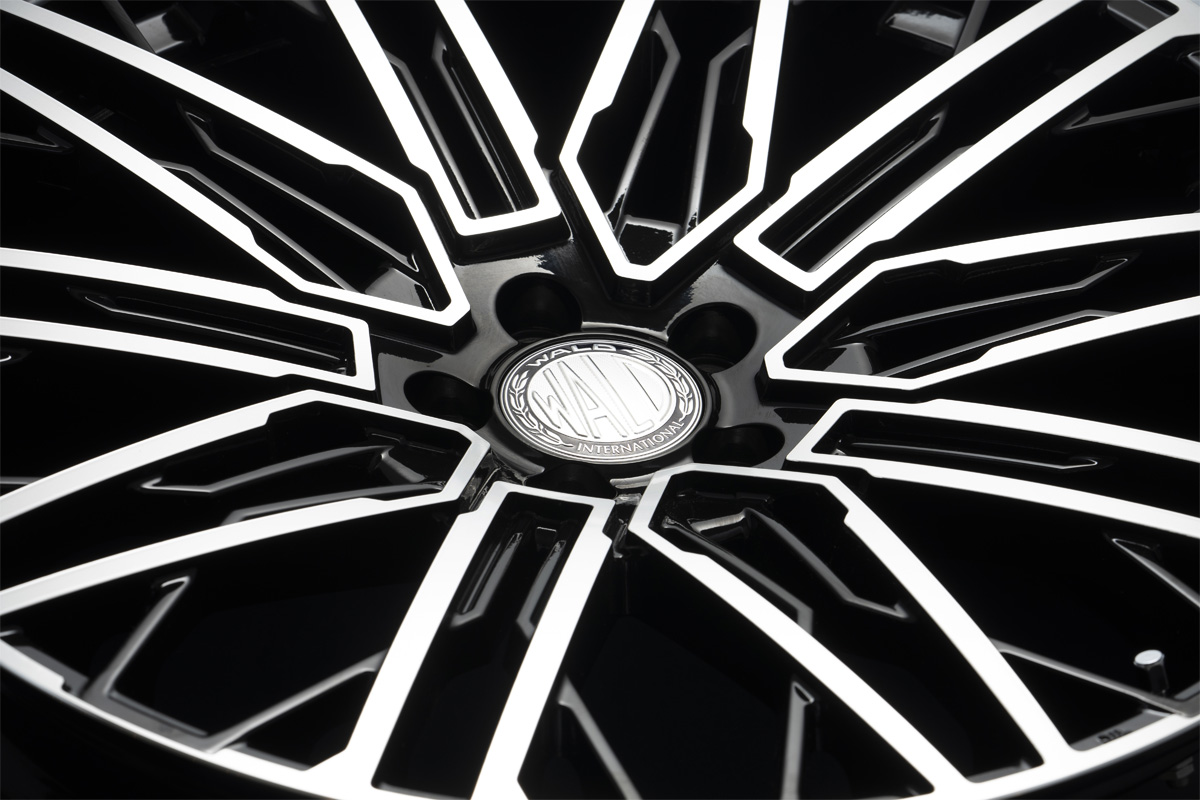 WALD International centre cap detail on the BM001 Black Polish forged wheel