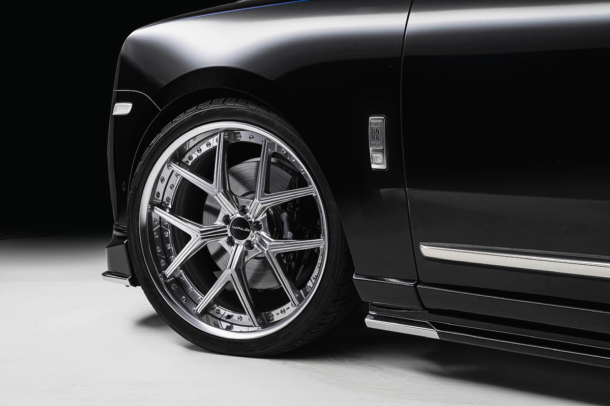 WALD Rolls-Royce Cullinan Series I front wheel and forged WALD wheel detail