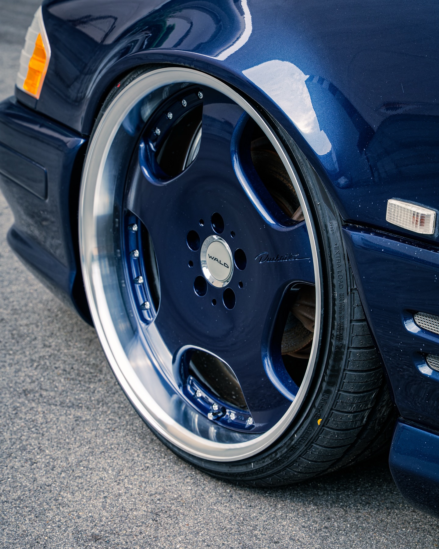 Close-up of a blue-painted WALD Duchatlet II D22C wheel with polished step rim on a Mercedes-Benz SL