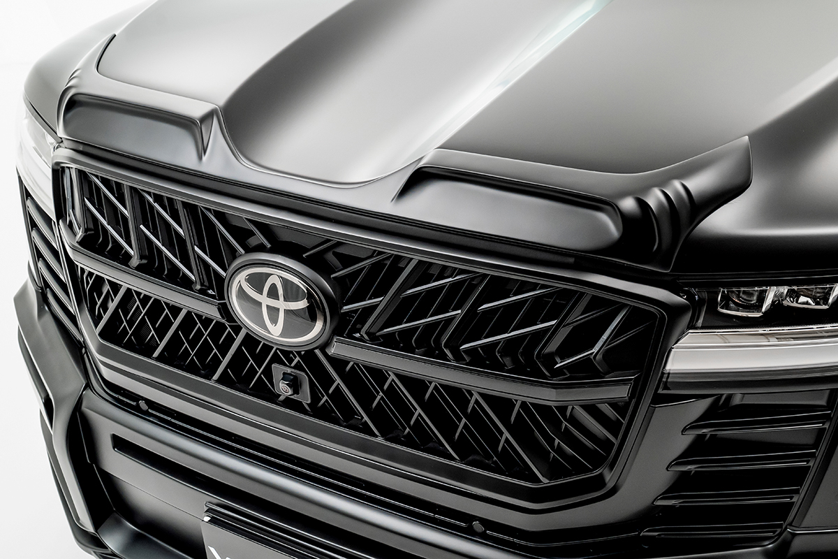 WALD Land Cruiser 300 ZX bonnet spoiler and black front grille studio detail
