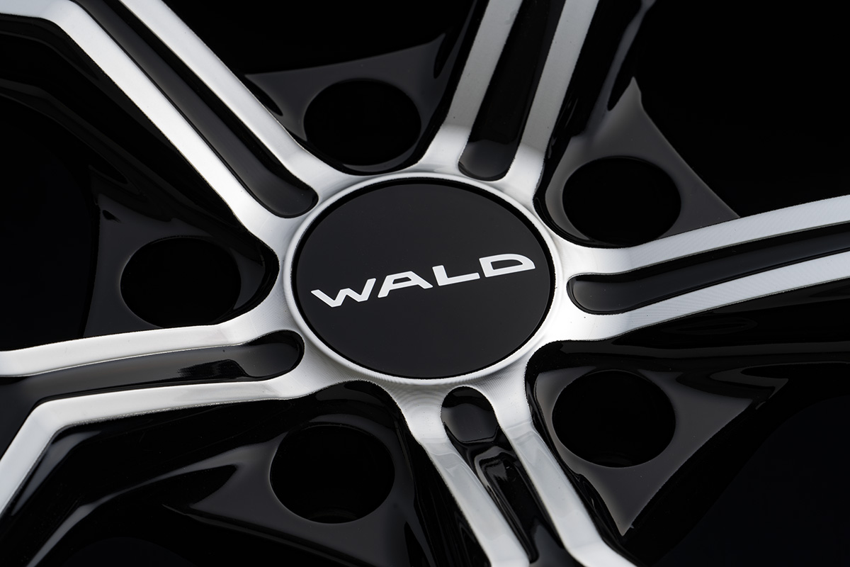 WALD ILLIMA I13F 3-piece forged wheel centre cap and spoke macro detail