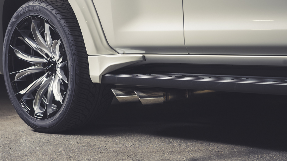 WALD Sports Line Prado 150 side step, WALD wheel and side-exit exhaust detail