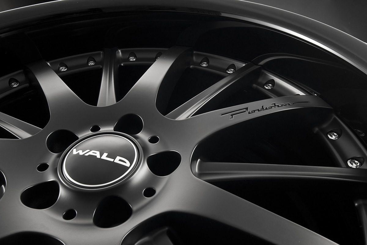 Close-up of the WALD centre cap and Compass motif spokes on the Portofino P12C wheel