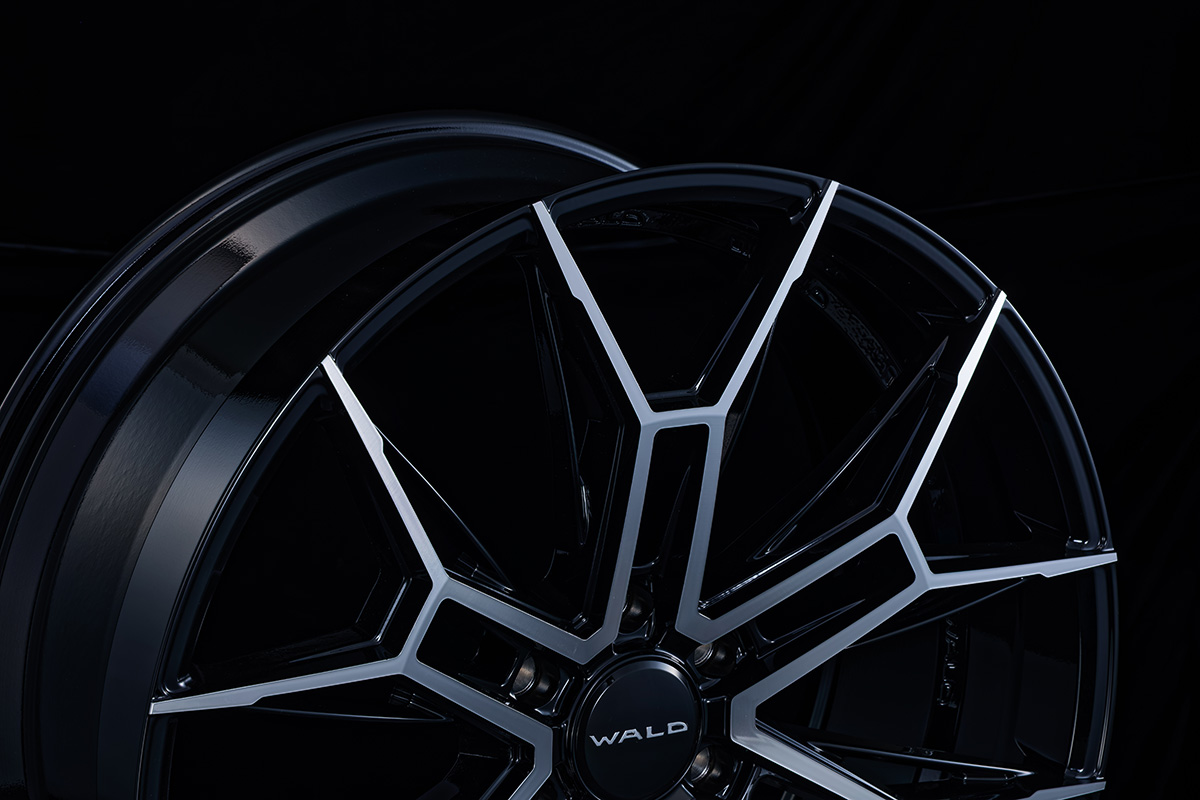 WALD ELDORANTE E11C in Black Polished — wheel face and barrel against a dark studio background