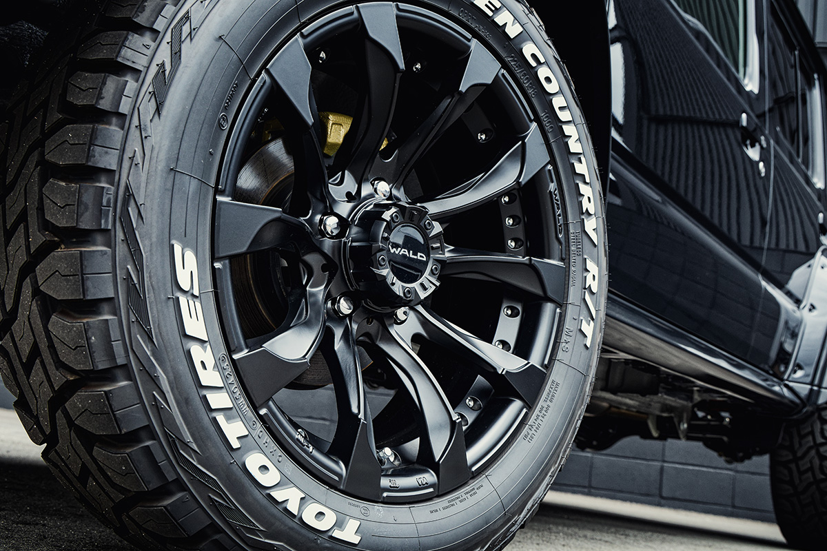 Close-up of WALD JARRET J11C Black Polish wheel with Toyo Open Country all-terrain tyre on a WALD-converted 4x4