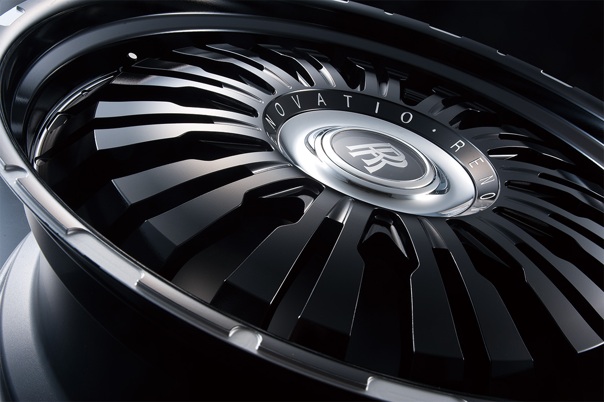 Close detail of the WALD RENOVATIO 1 RR turbine spoke design and Renovatio centre ring
