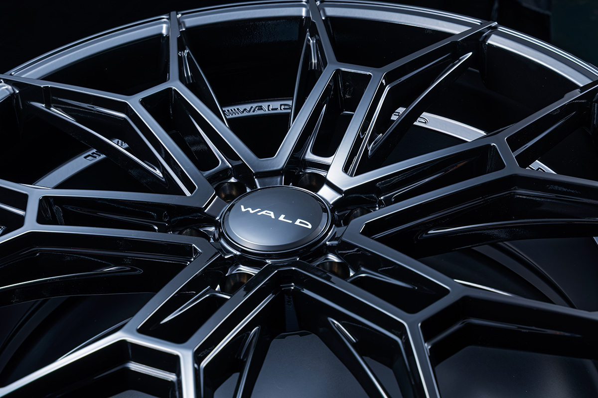 WALD ELDORANTE E11C in Gloss Black — detail of the centre cap and intersecting spokes
