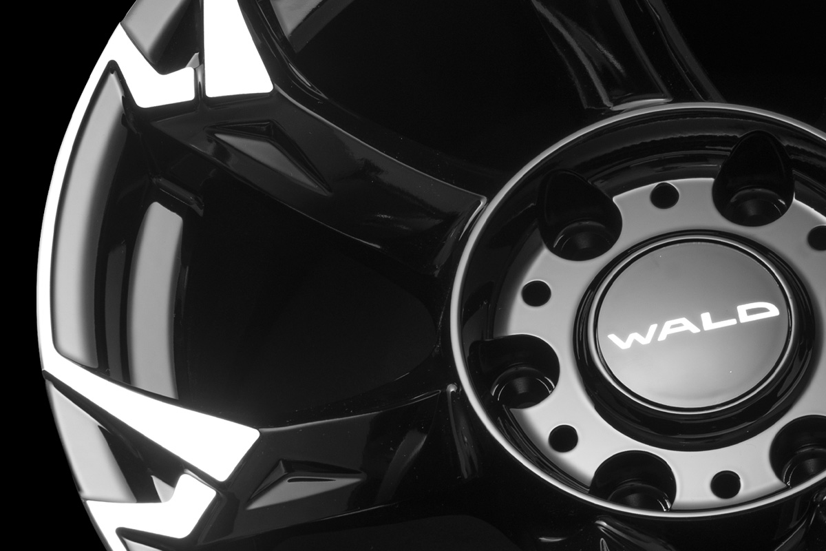 Close-up of the WALD centre cap on a Black Polish Vorsalino V11C SUV wheel