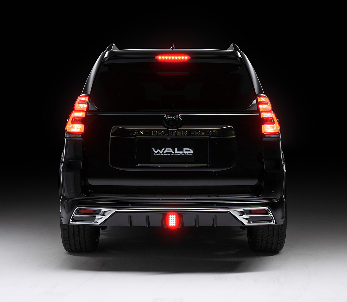 WALD Black Bison Edition Prado 150 head-on rear view with rear skirt LED lamps and reflectors illuminated