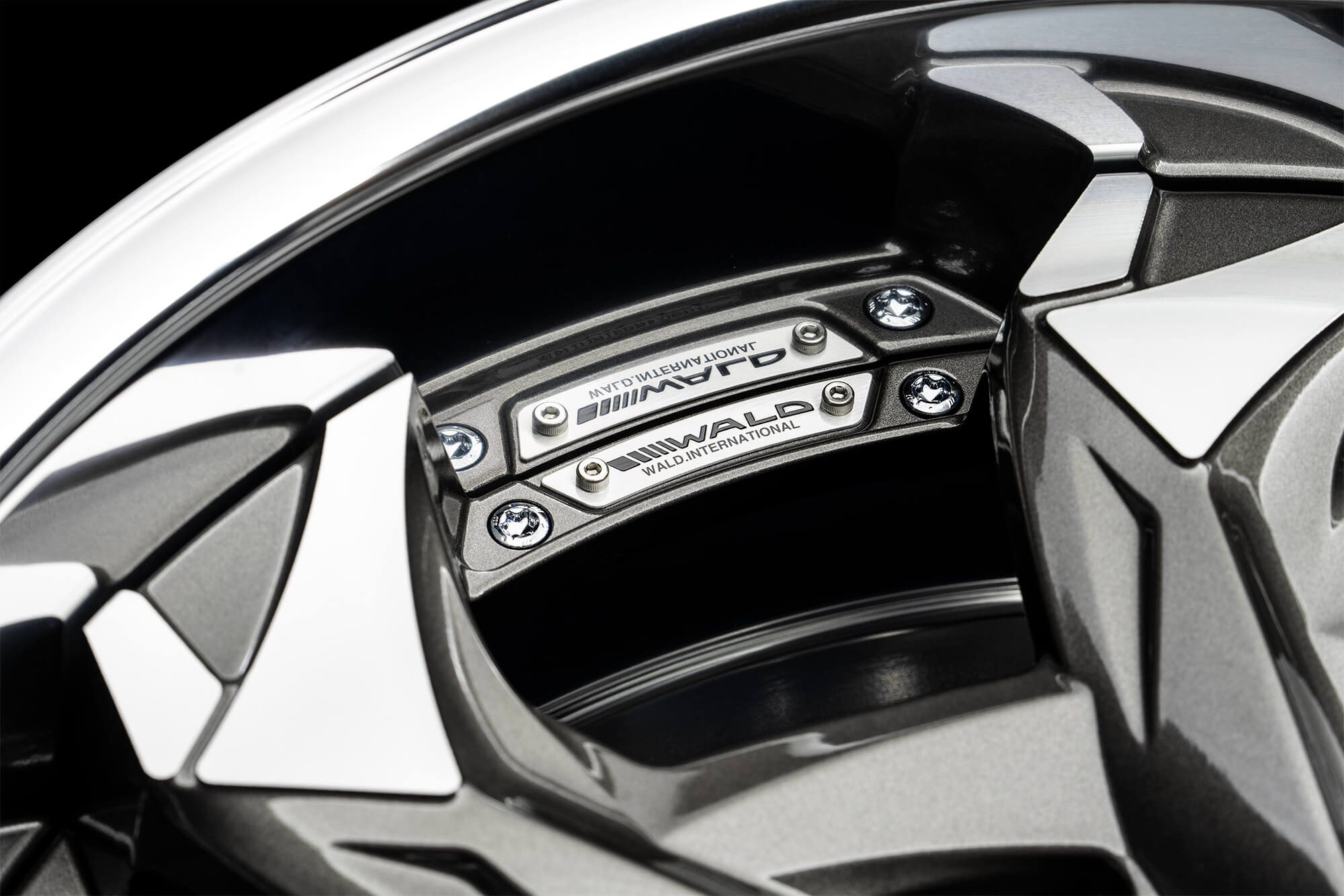 WALD Vorsalino V12C multi-piece wheel showing the WALD International rim plate and assembly bolts