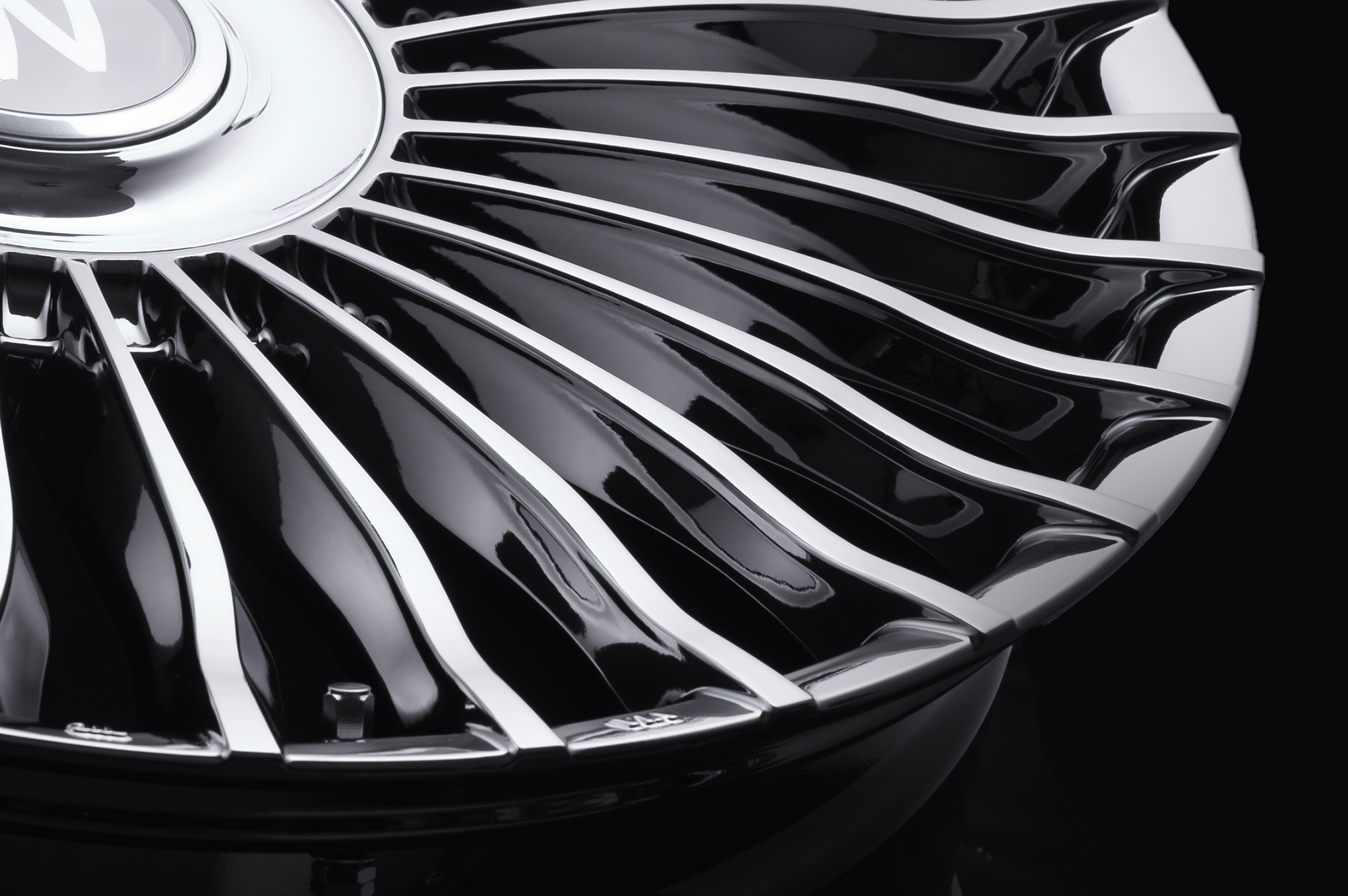 Angled studio view of the WALD RENOVATIO II R21C wheel fins and centre cover