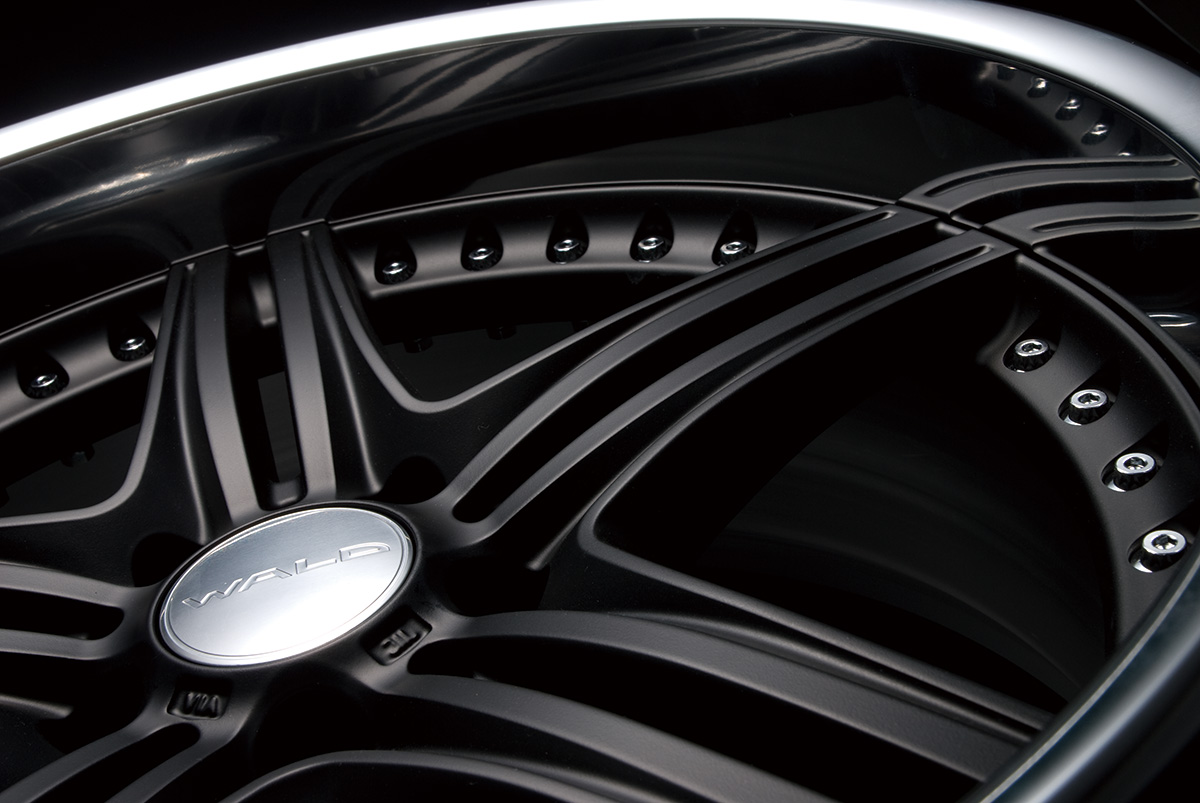 Macro spoke and centre cap detail of the WALD MAHORA M13C in Matte Black