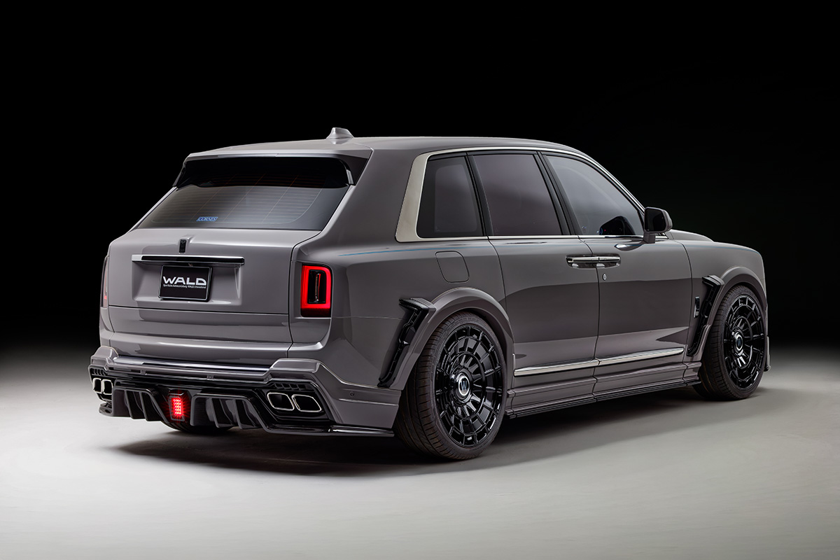 Rear three-quarter view of a WALD wide body Rolls-Royce Cullinan on ZETTON Forged wheels