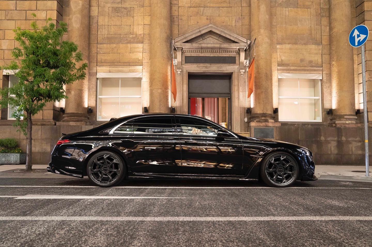 WALD Mercedes-Benz S-Class AMG Line W223 — black S-Class full side profile with WALD side skirts and gloss black WALD forged wheels