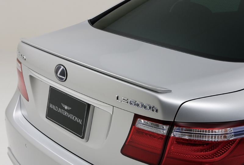 WALD Executive Line V2 Lexus LS600h boot spoiler detail in silver with WALD International number plate