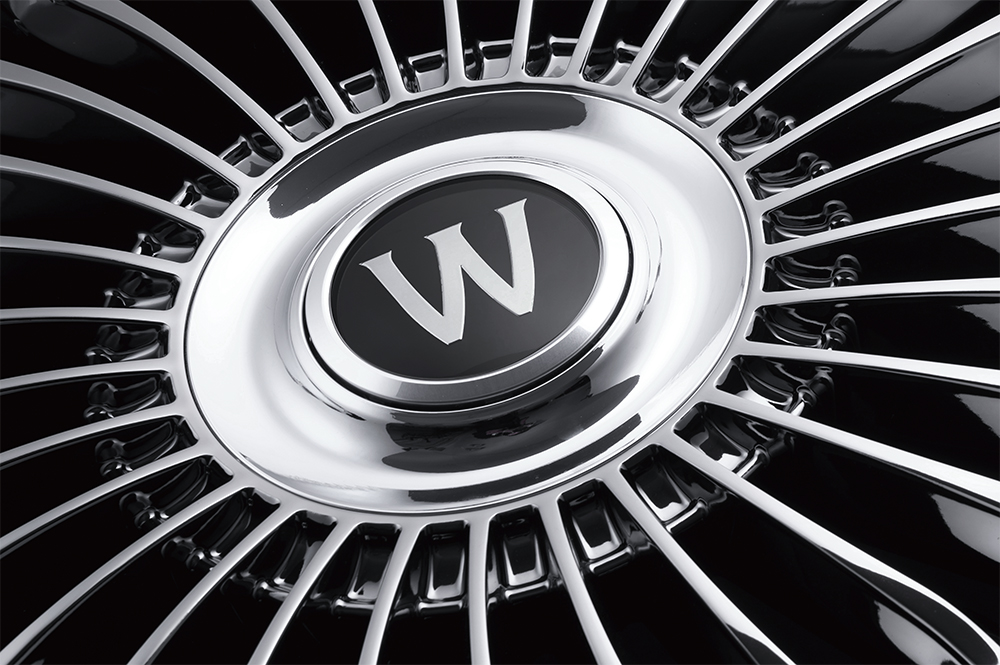 Macro detail of the optional W floating centre cap on the WALD RENOVATIO II R21C wheel