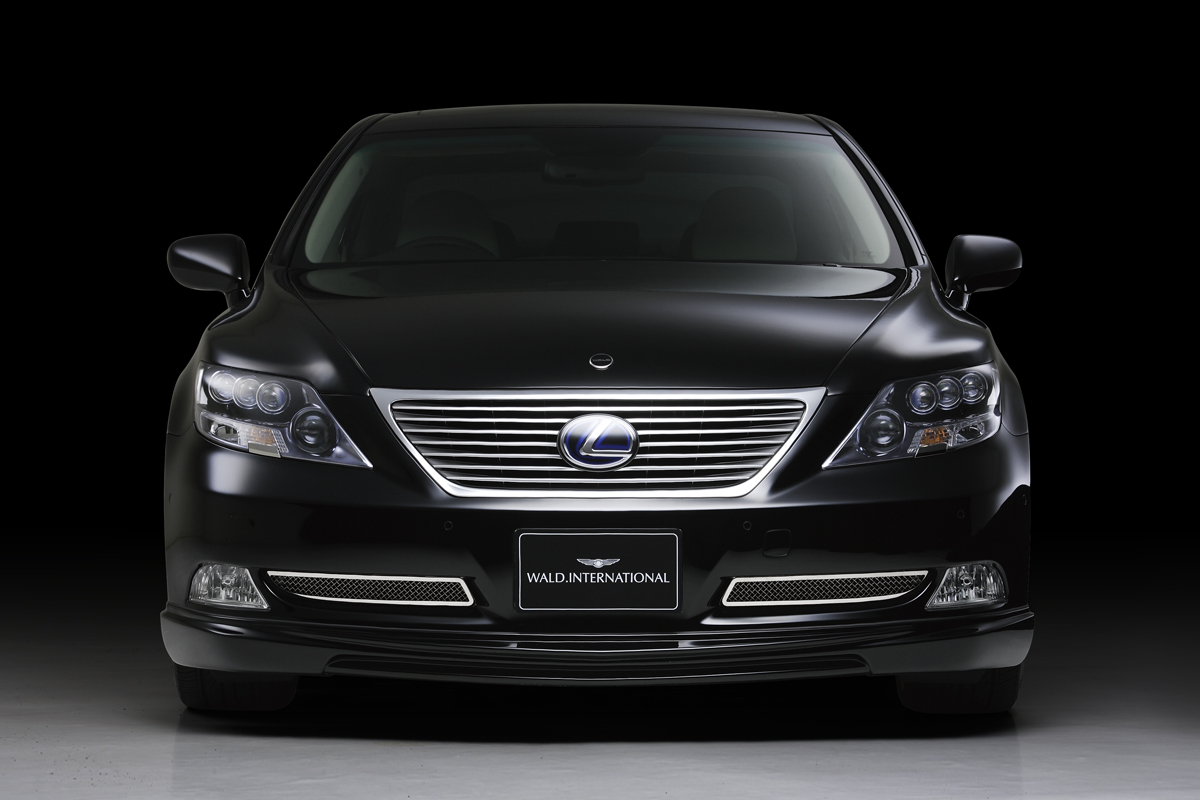 WALD Executive Line V1 Lexus LS600h head-on front studio view with the ABS WALD front spoiler and inner grille