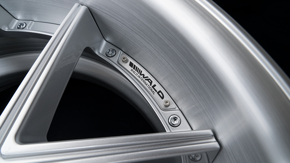WALD International rim plate detail on the brushed rim of the ILLIMA I 12F forged wheel