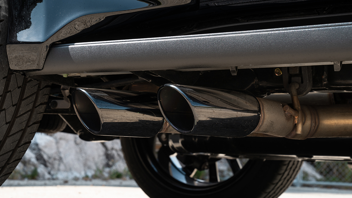 WALD Dual Oval 117W side exit exhaust detail fitted to the Toyota Land Cruiser Prado 150